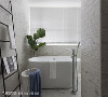 浴缸
临窗的白色浴缸一旁摆放阔叶植物连结大自然，浅色花纹壁砖进一步提升白色空间的层次感，梯式铁架视觉俐落，也是吊挂衣物的好物件。