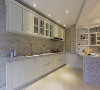 厨房实木橱柜浅色台面简洁大方，储物空间合理分配