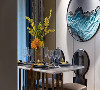 餐厅背景和客厅采用同样的皮革硬包材质，与客厅呼应，形成空间的连贯。