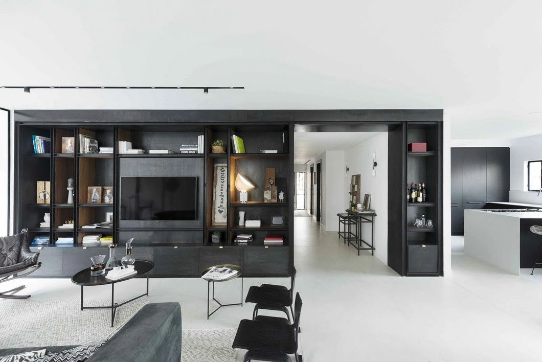 现代 黑色 简约 别墅 联排 半包 全案设计 全包 客厅图片来自鹏友百年装饰在高级黑的家，到底有多酷！的分享