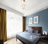 卧室搭配深蓝灰色的主墙，辅以柔和的灯光效果，营造出岁月宁静的感觉。在床品上选用了棉麻质感，能更好辅助入眠。