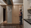 留言区
汤镇安设计师于储藏室外设置烤漆玻璃，并于其背面装上磁铁，为屋主一家创造方便留言互动的小空间。