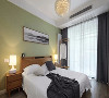 原木色的床配合浅绿色墙布，让卧室显得安静和谐