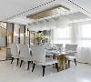 空间采光极好，自然光成为另一种“白色”，透过大块的玻璃隔断完美地嵌入设计线，贯彻设计语言的流动性和连续性，使会客厅、用餐区和厨房联合成一个和谐的空间。