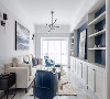 客厅，平静低调的基底色，辅以大量的靛蓝色，烘托出沉稳大气又兼具优雅的空间感，拥有好气质的家