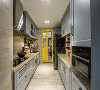 厨房装修：亮黄色的厨门瞬间清爽了这个油腻的厨房。同时，厨门是谷仓门款式，极省空间，不用预留开门的过道空间。