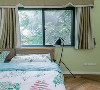 次卧临窗而眠，墙面以清新绿勾勒自然已经，与窗景和小植物床品融为舒适一体。