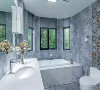 水泥灰+原始白打造豪华卫生间格局，户型窗户正好布置浴缸，实用的布置沉淀精致的日常生活品质。