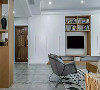 客厅电视墙造成整面墙柜，提升客厅30%收纳量，柜体中间挖空腾出电视机位置，下方布置隔板，做简单造型变化，简洁时尚不觉单调。