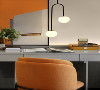 灰色烤漆木饰面书桌，金属布艺座椅，在柔和的光线里，为房间主人增加了一个可以自由支配的生活空间。