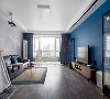 色彩上选择深蓝，浅灰色为主，沙发背后搭配雪山峰壁纸，进来的光线让人舒服，体现简单的内涵。