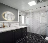 卫生间以经典的黑白灰色系贯穿空间，浴室柜由熹维S+定制，黑色哑光烤漆柜门搭配黄铜拉手，即便是素色空间，也可以交织出丰富的视觉效果。