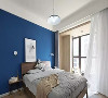 从客厅的浅灰到卧室的深蓝，并加入了更多的木质元素，以“和而不同”，区分出空间的独立性。