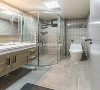 4、卫生间装修：经济型，宜家的装修，玻璃材质的淋浴房自然而简单。