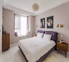 主卧墙面以淡淡的粉底，搭配上紫色的床与窗帘，营造出一个优雅性感的氛围，令人感受着温馨与浪漫的气息；