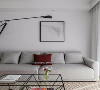 浅灰色布艺沙发搭配留白背景，通过装饰画与壁灯点缀