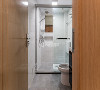 卫生间装修：同地板纹理、色彩相似的木门，一经推开即见干净明亮的三分离卫生间。