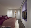 清丽卧房
女儿房特别以女儿喜欢的紫色系作点缀搭配，烘托出清丽优雅氛围，隐藏收纳柜体，发挥空间利用的最大效能。