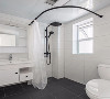 卫生间，深灰色地砖搭配白色墙砖，用浴帘取代玻璃淋浴间