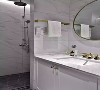 卫生间内部的空间比较大，也做了个独立的淋浴空间，墙面通铺白色的大理石瓷砖，搭配白色的浴室柜，显得简洁而又大方。