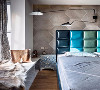 拼色床头与青花瓷质感的床头柜，丰富空间调性
