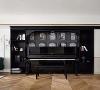 钢琴区域的黑色柜体结合黑色钢琴，将整个空间沉淀下来