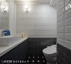 客卫
两间卫浴皆以铁道砖勾勒现代明快调性，运用黑白与黑灰的色彩组合，巧妙区别又互相形成呼应。