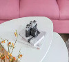 大小两款三角茶几，结合使用满足各种休闲机能，搭配粉色沙发，打造出活泼俏皮北欧风