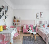 整体木色地面，一张小尺寸粉色布艺沙发，正适合小空间，起到放大空间的效果