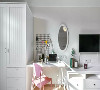 白色成品大衣柜解决空间储物问题，在衣柜与电视墙之间，一张简易书桌，墙饰，白色家具中点缀一把粉色单椅，打造出阅读兼休闲一角