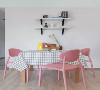 餐厅实木小方桌，方格桌布搭配粉色餐椅，立面上方的置物层板与温馨布置，制造少女心文艺范