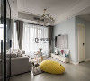 客厅装修：空间以白色和浅蓝色为主色调，做了顶面和墙面。舒适的色彩搭配不仅让居者心情轻放松，也能让紧凑的空间得到视觉延展，小三室也有了大房子的模样。