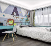童趣活力满满的彩色壁纸装饰墙面，搭配简单的铁艺床与蓝色书桌，美观又实用。