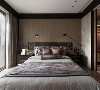 绛紫和灰色，以及木质背景墙，为卧室营造了静谧、沉稳的空间，又不失柔软与温暖。