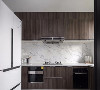 厨房，大理石瓷砖铺贴防溅背景，搭配深木色橱柜门，质感大气