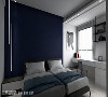 次卧房（一）
深蓝色床头背墙同样以直线铺叙，搭配左侧的灯带画龙点睛，为沉稳的色调提亮，让空间不显沉闷单调。