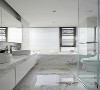 主卫的设计整体为白色的调子，双盆的设计让使用更加方便，浴缸的位置靠窗，让泡澡的时间更加惬意。