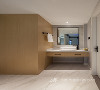 把挑高式卫生间放在二楼，做了干湿分离，极简洗手台精致大方。