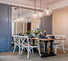 餐厅原木色地板搭配奶咖色墙面，整体延续客厅风格，一套实木餐桌椅轻盈赋有自然质感，精致的餐具与唯美的布置提升整体颜值