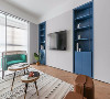 电视背景墙延续简约的风格设计，内嵌式蓝色储物柜特意设计成对称样式，达到平衡整个区域重心的目的。纯色以其特有的明亮和澄净，给人一目了然的舒心。