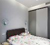 主卧房
主卧房以灰色为主调，营造沉稳放松的氛围，床头两盏绿色线条壁灯，则为墙面点缀生气，丰富造型新意。