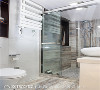 卫浴空间
将原有的小阳台释出部分给卫浴空间后，便增加了淋浴间，打造干湿分离的好清洁、高便利性舒适生活。