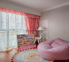 5、儿童房装修：业主特别注重女儿房的设计，所以，原本的景观阳台纳入儿童房，成为小公主的学习空间。