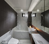 主卧卫浴
主卧卫浴虽不以水泥基调构成，但延续素白的衬底与局部木头元素，慎取材料元素下让住家呈现出整体感。