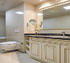 卫生间解读：墙砖采用暖色系列，定制的浴室柜让整体空间看上去更加有格调和美观。