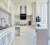 厨房解读：U字型的厨房橱柜布局，将灶台、洗水槽、切配操作台合理的分割开来。