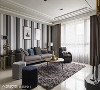 色调主轴
黑白灰经典色阶贯串公领域，客厅沙发背墙选用线条壁纸，以带有银色勾边的细节，藏入精致质感。