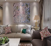 浪漫细节
赵玲室内设计设计团队特别挑选了一幅樱花满开的油画作品悬挂于沙发背墙，特殊的视角使得观者有种仰望樱花的浪漫感。
