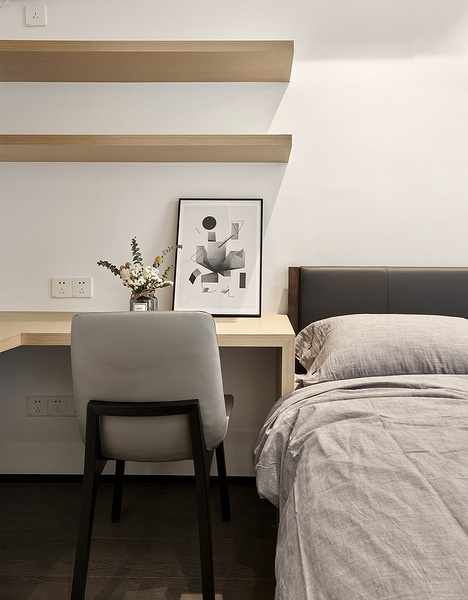 卧室图片来自家装大管家在140平现代时尚3居 精致不失温馨的分享