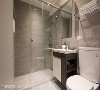 客卫浴
原本客浴仅为半套，透过主卫浴面积的比例调整，均质规划出两套干湿分离的卫浴空间，并利用镜柜与浴柜完善了收纳机能。